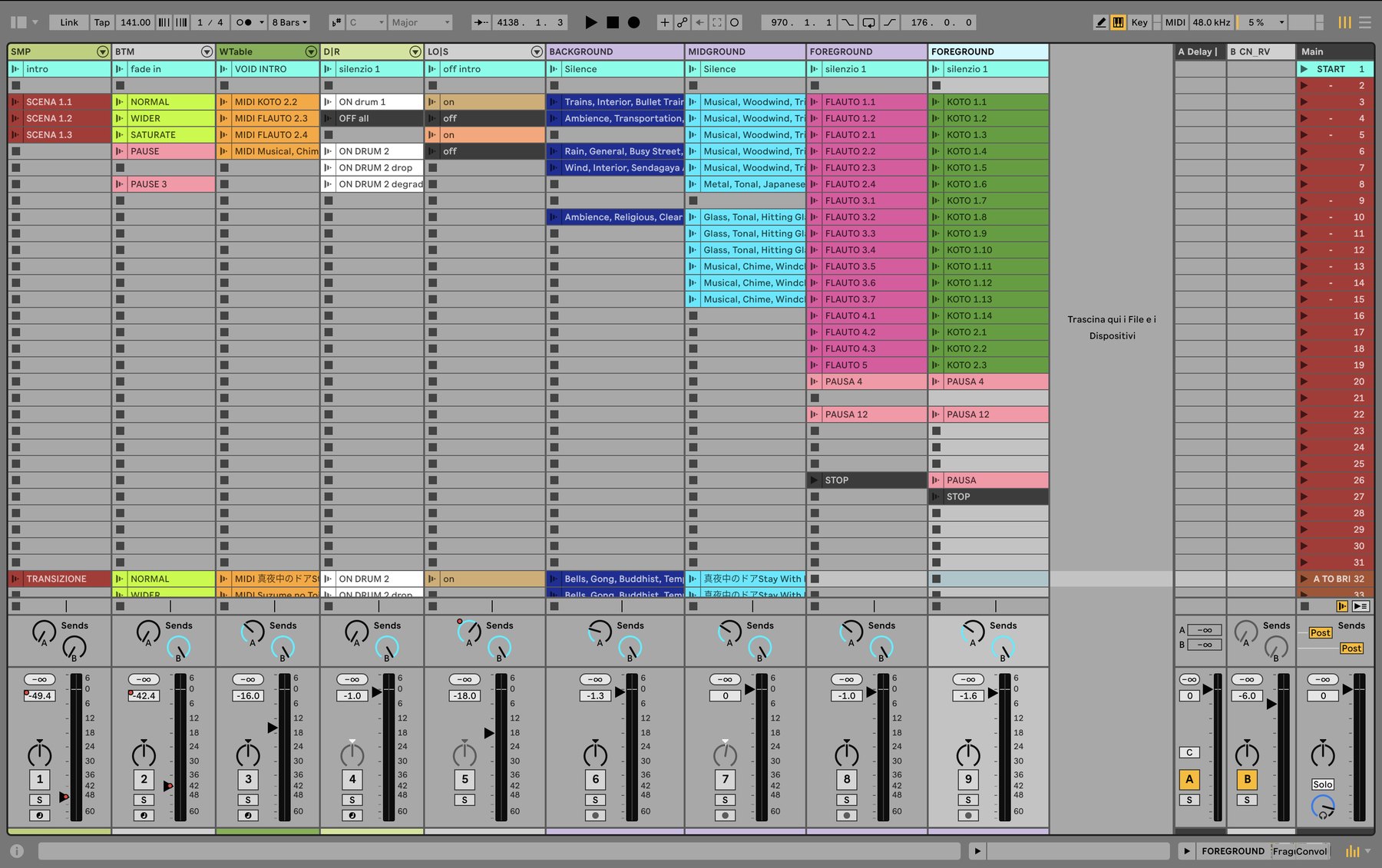 La Session View di AutoSystem, righe da 1 a 33: nove tracce di clip colorate, le due return, la colonna Main e il mixer.